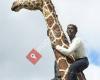 Der Mann auf der Giraffe von Stephan Balkenhol beim Tierpark